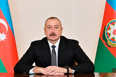 Prezident, Mehriban Əliyeva və Leyla Əliyeva Daşkənddə Müstəqillik abidəsini ziyarət ediblər