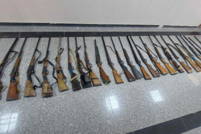 Gəncədə vətəndaşlar qanunsuz silahları polisə könüllü təhvil veriblər
