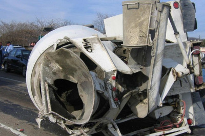 Şuşa yolunda betonqarışdıran avtomobil aşıb