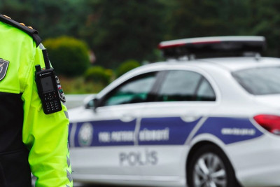 Polis yaşayış kompleksində sürücüləri cərimələyib