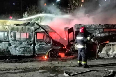 Gürcüstanda təcili tibbi yardım maşınları yanıb