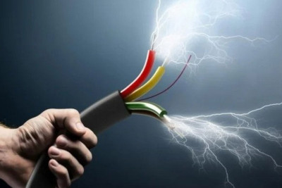 Şəmkirdə iki nəfəri elektrik cərəyanı vuraraq öldürüb