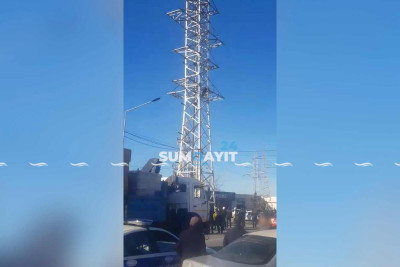 Sumqayıtda qazi işıq dirəyinə çıxaraq iddialar irəli sürüb