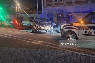 Lənkəranda avtomobil işıq dirəyini sıradan çıxarıb - FOTO