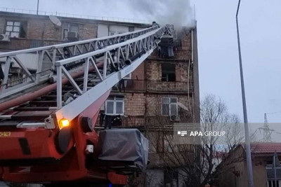Binəqədidə 12 otaqlı tikilidə yanğın olub