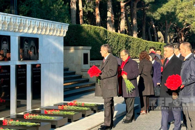 Türkiyənin təhsil naziri Fəxri və Şəhidlər xiyabanlarını ziyarət edib