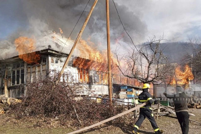 Oğuzda 15 məcburi köçkünün məskunlaşdığı ev yanıb