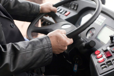 Suraxanı: avtobus avtomobilə çarpılıb, 6 yaşlı uşaq xəsarət alıb