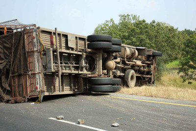 Xızıda “KamAZ” aşıb