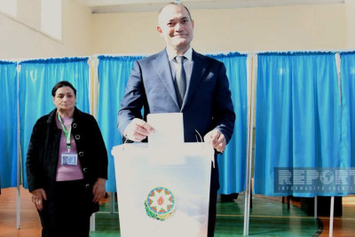 Prezidentliyə namizəd Razi Nurullayev səs verib