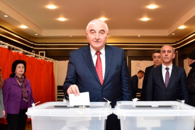 Məzahir Pənahov səsvermədə iştirak edib