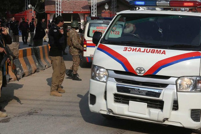 Pakistanda seçki məntəqəsi atəşə tutulub, polis ölüb