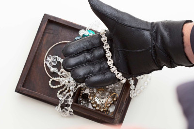 Bakıda evdən 9 min manat və qızıl oğurlanıb