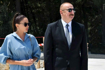 Prezident və birinci xanım Bakıda “Crescent Mall” Ticarət Mərkəzinin açılışında iştirak ediblər