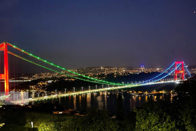 İstanbul körpüləri Azərbaycan Bayrağının rəngləri ilə işıqlandırılıb