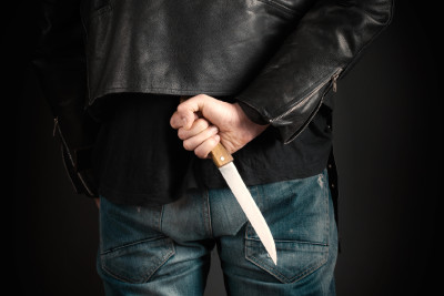 Qardaş bacısına elçi düşən oğlanı BIÇAQLADI