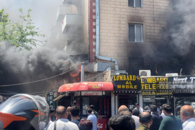 Metronun “Neftçilər” stansiyasının yaxınlığındakı dönərxana yanıb