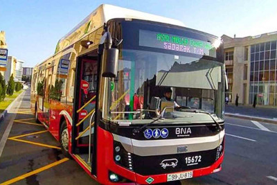 “BakuBus”da sürücü ilə mübahisə edən sərnişinlər avtobusdan düşürüldülər
