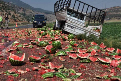 Şamaxı: Qarpızla dolu yük avtomobili dərəyə aşıb