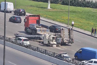 Yük avtomobilinin üzərində olan texnika yola düşüb