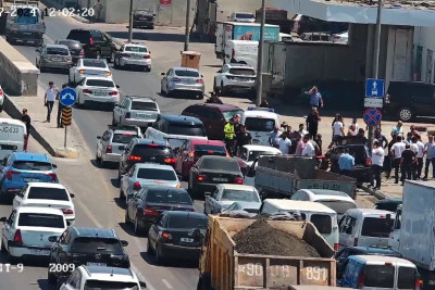 Paytaxtın bu yolunda qəza iki istiqamətdə sıxlığa səbəb olub