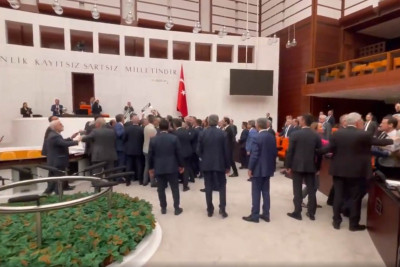 Türkiyə Böyük Millət Məclisində millət vəkilləri “bir-birinə dəyib”