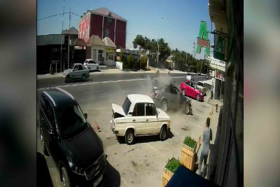 Maştağada avtomobil yol kənarındakı maşınlara çarpılıb