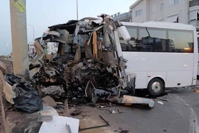 Antalyada turistləri hava limanına aparan avtobus qəza törədib