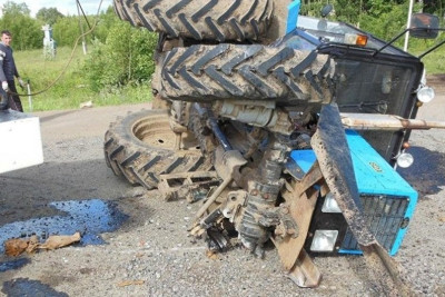 Tovuzda avtomobil traktorla toqquşub