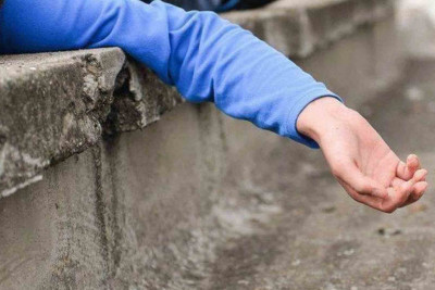 Bakıda 43 yaşlı kişi talvardan yıxılaraq həlak olub