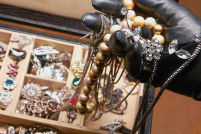 Bakı: Evdən 12 min manatlıq qızıl-zinət əşyaları oğurlanıb