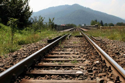 Bakıda dəmir yolu xəttini qadağan olunmuş yerdən keçmiş piyada xəsarət alıb