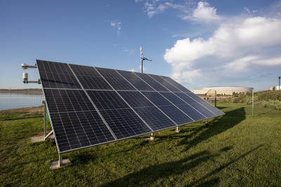 Bakıda Böyükşor gölü üzərində pilot günəş enerjisi qurğusu istismara verilib