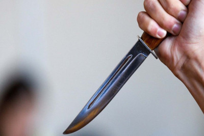 Azyaşlı övladlarını bıçaqlayan ata intihar edib