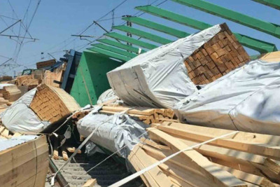 Azərbaycanda qatar relsdən çıxıb aşdı