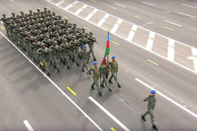Zakir Həsənov Belarusda Azərbaycan hərbçilərinin də iştirak etdiyi paradı izləyib