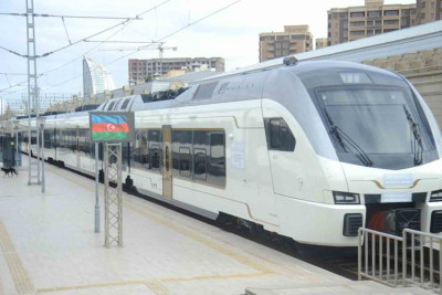 Bakıya yeni elektrik qatarı gətirilib