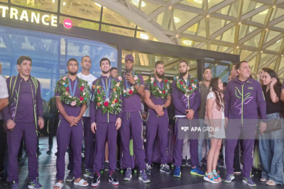 İlham Əliyev Olimpiada medalçılarını mükafatlandırıb