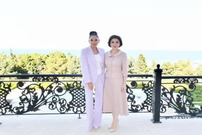 Azərbaycanın və Özbəkistanın birinci xanımları Daşkənddəki “Mexrli” məktəbi ilə tanış olublar