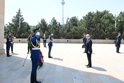 Vladimir Putin Şəhidlər xiyabanını ziyarət edib