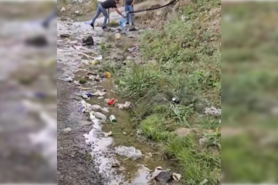 Şuşadan Laçına gedən təbii bulaq tullantılarla dolub