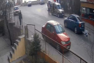 Türkiyədə kişi qohumunu silahla vurub üstündən maşınla keçib