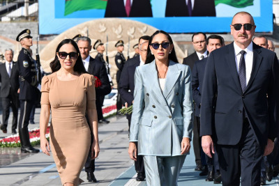Prezident İlham Əliyev, Mehriban Əliyeva və Leyla Əliyeva Daşkənddə Heydər Əliyevin barelyefi önünə gül dəstələri qoyublar