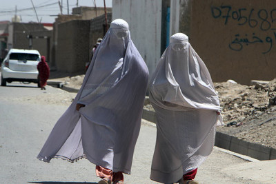 “Taliban” qadınlara yüksək səslə danışmasını qadağan edib