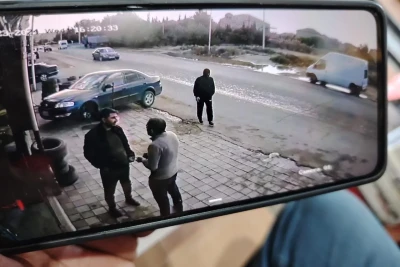 Bakıda maskalı şəxs məktəblini oğurlamaq istədi - GÖRÜNTÜ