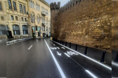 Qala divarlarının yanına da velosiped zolaqları çəkildi