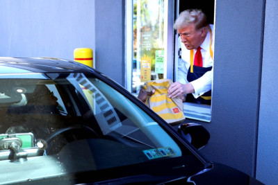 ABŞ-ın keçmiş prezidenti Tramp McDonald's-da kassir olub