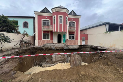 Əhmədlidə su kollektorunun üzərində tikilən ev qəzalı vəziyyət yaradıb - FOTO