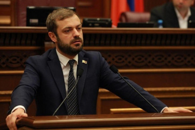 Ermənistanın iqtisadiyyat naziri: Məktəb dərsliklərində yanlış siyasət aparılıb