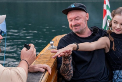 49 yaşlı rejissor 18 yaşlı aktrisa ilə nişanlandı - FOTO